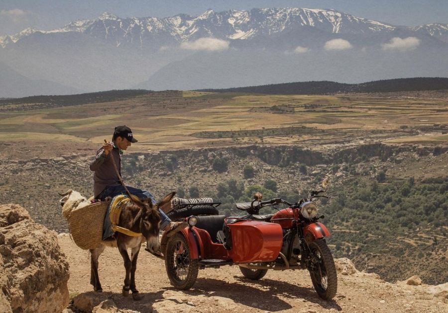 Vintage Sidecar through Moroccan landscapes